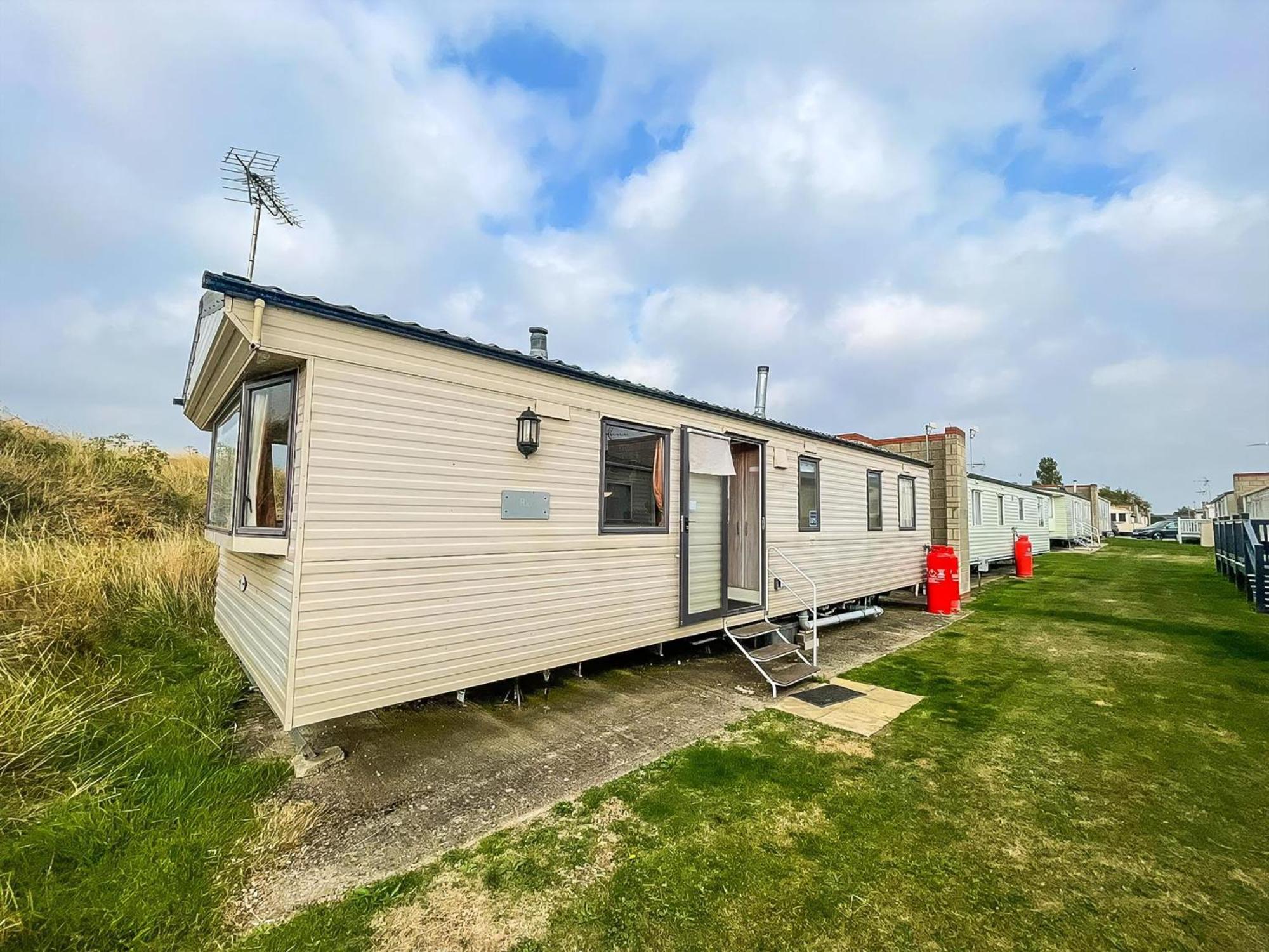 Lovely 6 Berth Caravan At Naze Marine Holiday Park In Essex Ref 17275C Walton-on-the-Naze Dış mekan fotoğraf