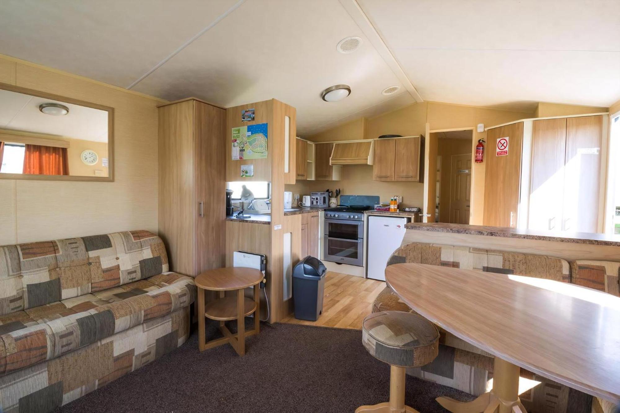 Lovely 6 Berth Caravan At Naze Marine Holiday Park In Essex Ref 17275C Walton-on-the-Naze Dış mekan fotoğraf