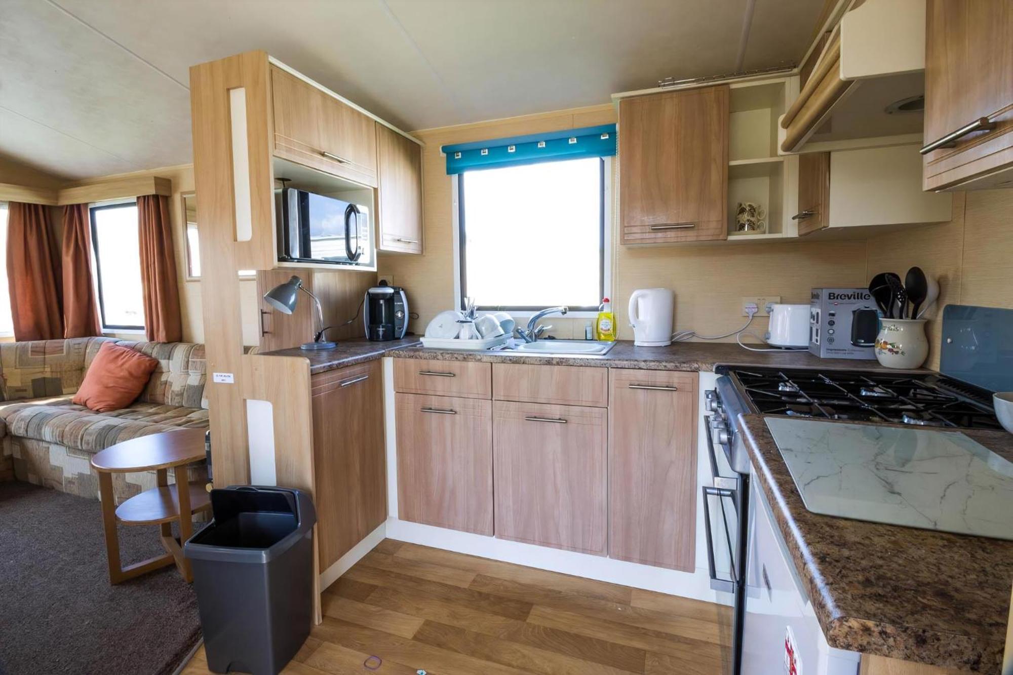 Lovely 6 Berth Caravan At Naze Marine Holiday Park In Essex Ref 17275C Walton-on-the-Naze Dış mekan fotoğraf