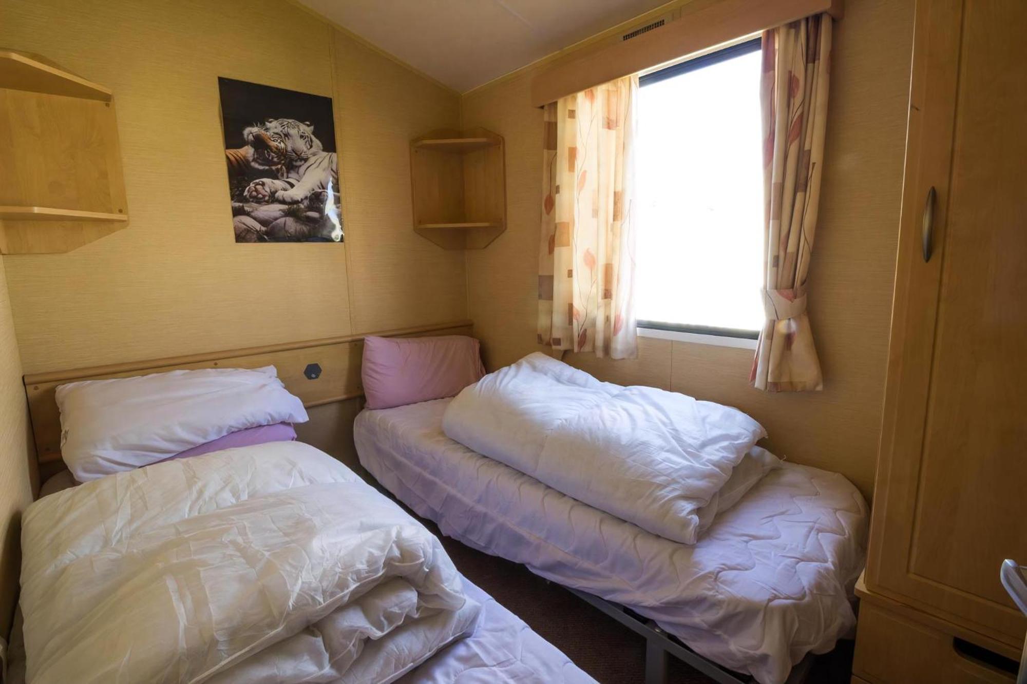 Lovely 6 Berth Caravan At Naze Marine Holiday Park In Essex Ref 17275C Walton-on-the-Naze Dış mekan fotoğraf